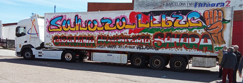 Camion con remolque y pintada agrafiti de sahara libre